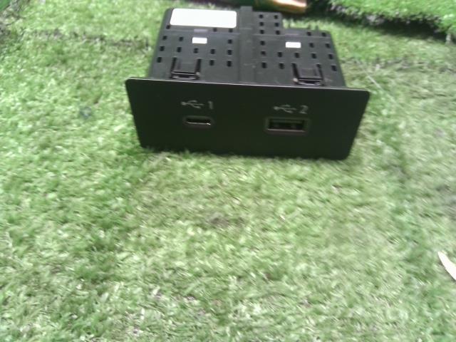 【中古】オーラ 6AA-FE13 USBポート  自社品番250199 NBQ