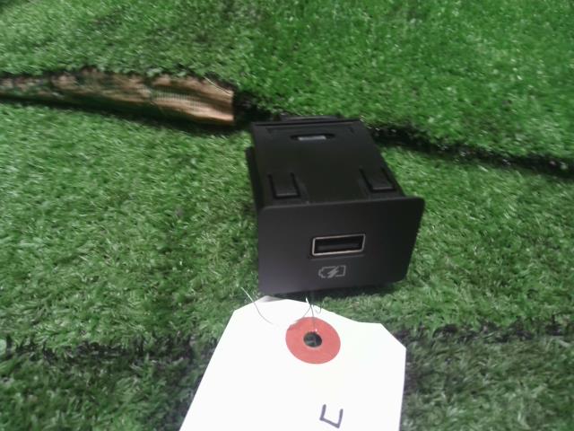 【中古】オーラ 6AA-FE13 USBポート コンソール後  自社品番250199 NBQ