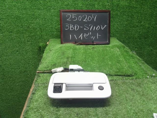 【中古】ハイゼット 3BD-S710V リアゲート バックドア アウターハンドル カメラ 69090-B5110-A1 自社品番250207 W25