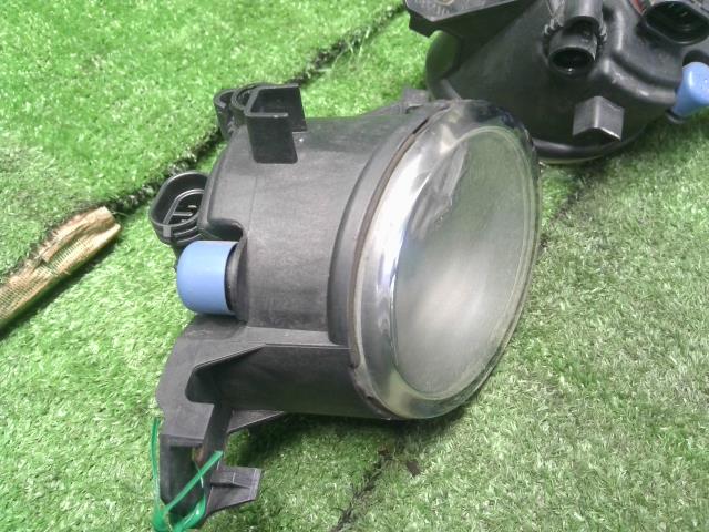 【中古】ノート DBA-E12 左右 フォグランプ ライト  自社品番250215 K23