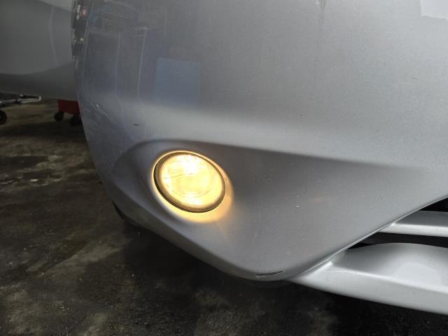 【中古】ノート DBA-E12 左右 フォグランプ ライト  自社品番250215 K23