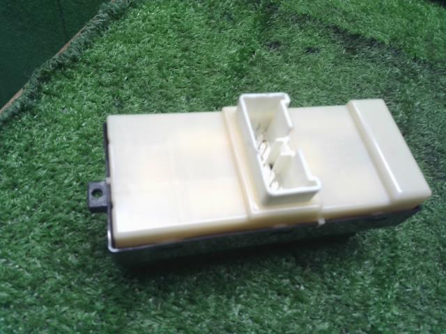 【中古】パッソ DBA-KGC35 パワーウインドウ PW スイッチ 84820-B1140 自社品番250232 W24