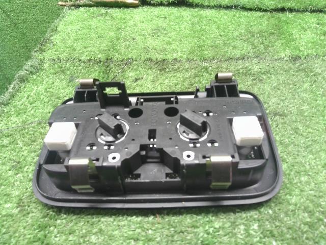 【中古】ヴィッツ DBA-SCP90 ルームランプ 81260-52030-C0 自社品番250237 3P0