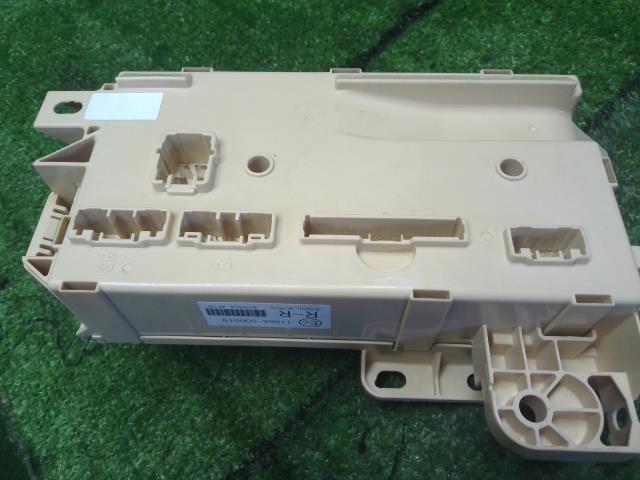 【中古】ミライース DBA-LA310S ヒューズボックス 82600-B2500 自社品番250238 T22