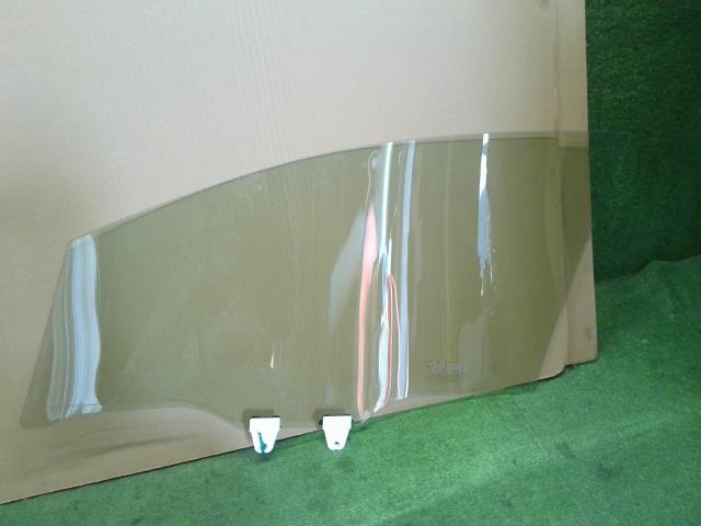 【中古】インプレッサ DBA-GP7 右フロントドアガラス 61011FJ021 自社品番250275 G1U