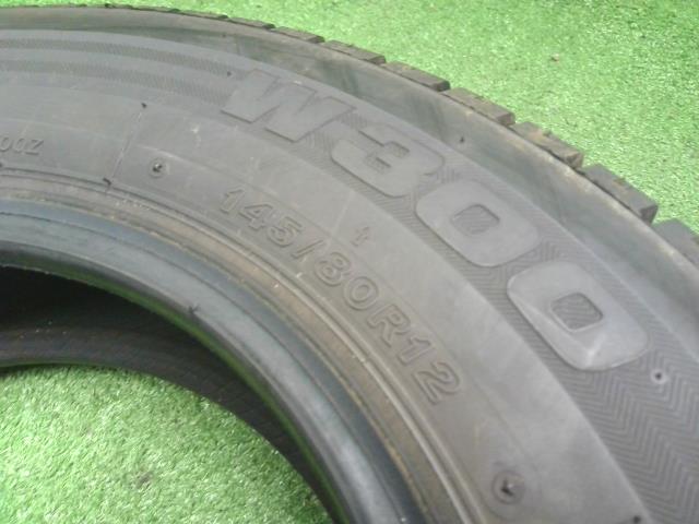 【中古】12インチ 冬 スタッドレスタイヤ 145/80R12 2本 ブリヂストン 24年製 W300   自社品番250278