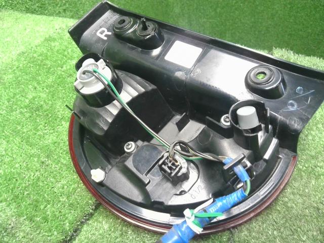 【中古】ラパン DBA-HE33S 右テールランプ 35650-80P00 自社品番250279 ZVP