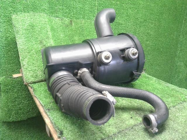 【中古】ジムニー E-JA22W エアクリーナー 13701-83C00 自社品番250288 Y33