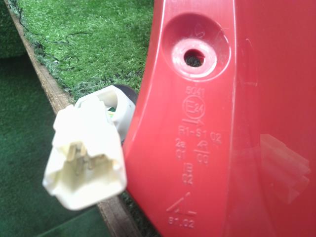 【中古】スイフト CBA-ZC32S 右テールランプ 35650-72L01 自社品番250291 ZVR