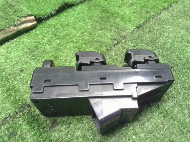 【中古】ムーヴ LA-L910S パワーウインドウ PWスイッチ 84820-97201-030 自社品番250292 W09