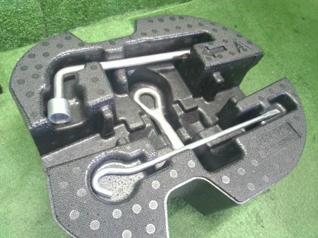 【中古】ノート DBA-E12 スペアタイヤ 工具セット  自社品番250301