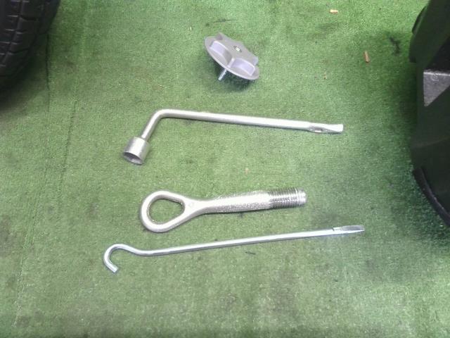 【中古】ノート DBA-E12 スペアタイヤ 工具セット  自社品番250301