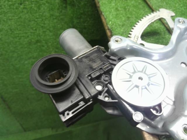 【中古】シエンタ DAA-NHP170G 右フロントドアレギュレーターモーター 69801-52140 自社品番250303 5B6