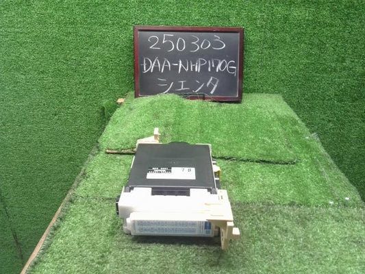 【中古】シエンタ DAA-NHP170G ヒューズボックス  自社品番250303 5B6