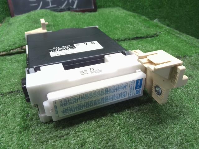 【中古】シエンタ DAA-NHP170G ヒューズボックス  自社品番250303 5B6