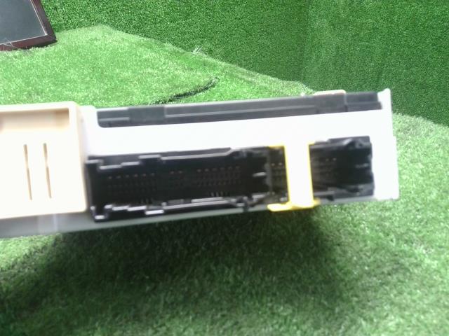 【中古】シエンタ DAA-NHP170G ヒューズボックス  自社品番250303 5B6