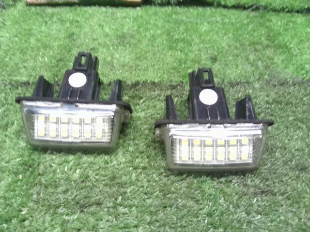 【中古】シエンタ DAA-NHP170G ナンバー灯 81270-0D120 自社品番250303 5B6