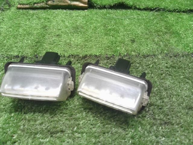 【中古】シエンタ DAA-NHP170G ナンバー灯 81270-0D120 自社品番250303 5B6