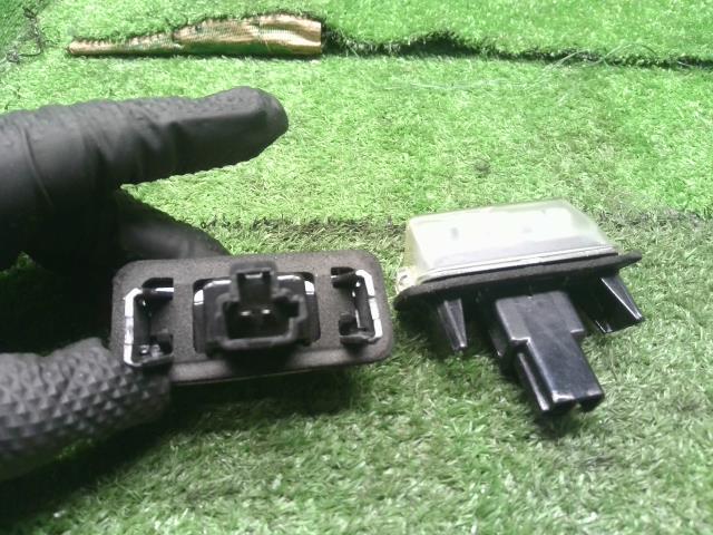 【中古】シエンタ DAA-NHP170G ナンバー灯 81270-0D120 自社品番250303 5B6