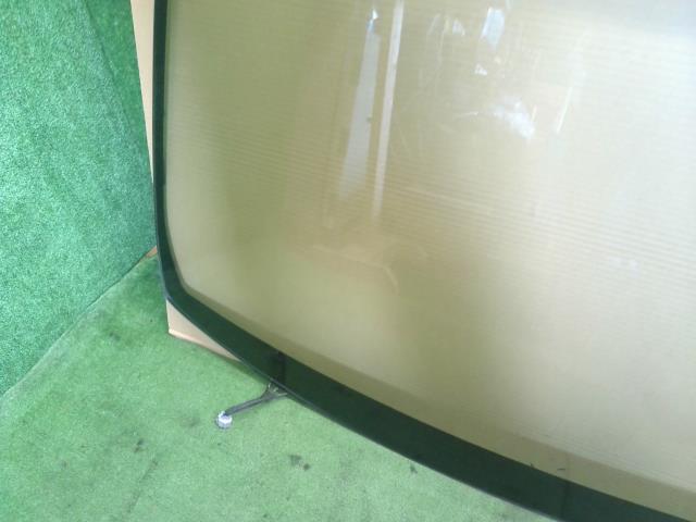 【中古】プリウス ZA-NHW20 フロントウインドガラス 56101-47050 自社品番250309 1C0