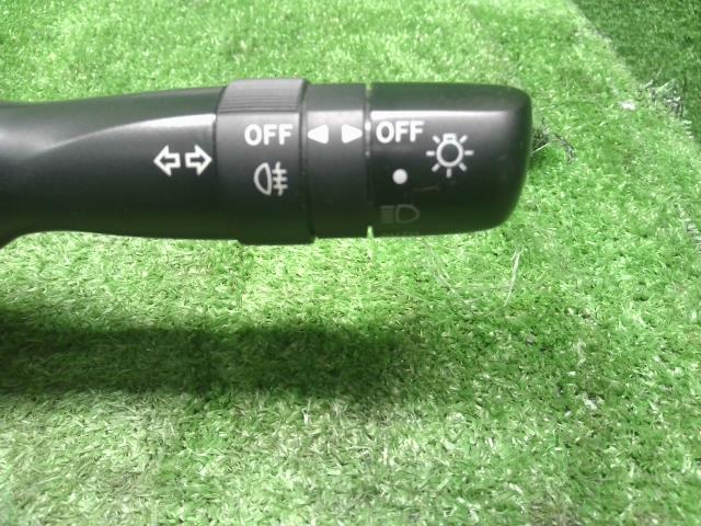 【中古】プリウス ZA-NHW20ヘッドライト スイッチ 84140-47030 自社品番250309 1C0