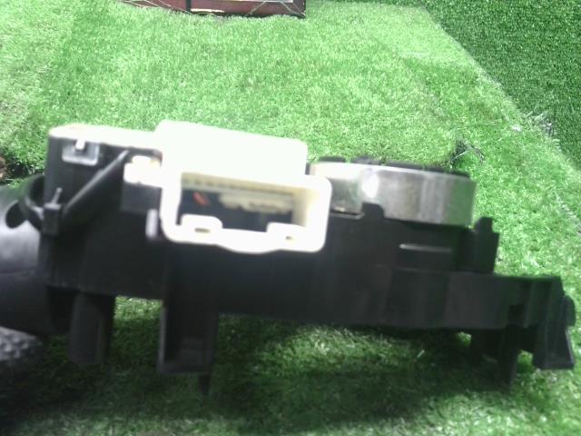 【中古】プリウス ZA-NHW20ヘッドライト スイッチ 84140-47030 自社品番250309 1C0