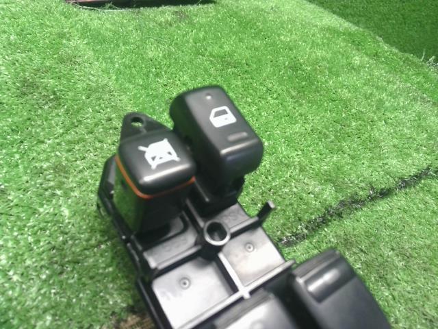 【中古】プリウス ZA-NHW20 パワーウインドウ PWスイッチ 84040-47060 自社品番250309 1C0