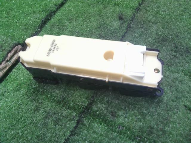 【中古】プリウス ZA-NHW20 パワーウインドウ PWスイッチ 84040-47060 自社品番250309 1C0