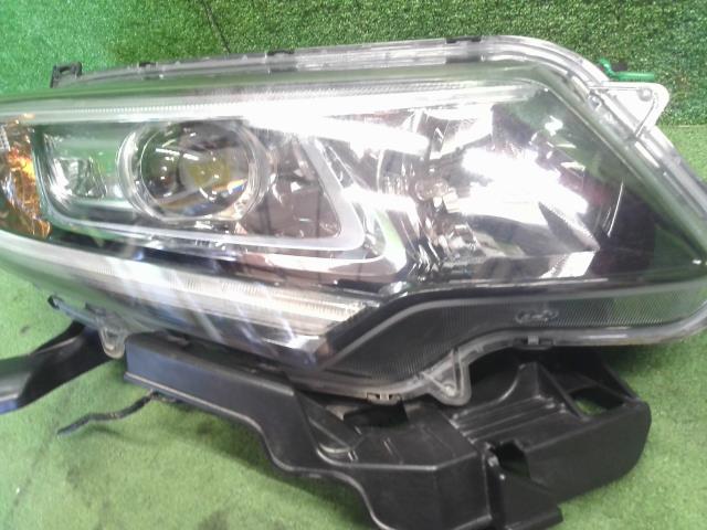 【中古】フリード DAA-GB7 右ヘッドランプ ライト 33100-TDK-J61 自社品番250311 B553P