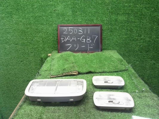 【中古】フリード DAA-GB7 ルームランプ 34404-TR0-A01ZH 自社品番250311 B553P
