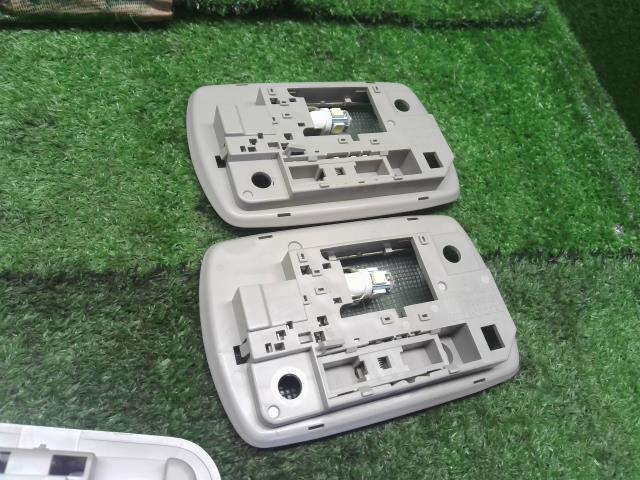 【中古】フリード DAA-GB7 ルームランプ 34404-TR0-A01ZH 自社品番250311 B553P