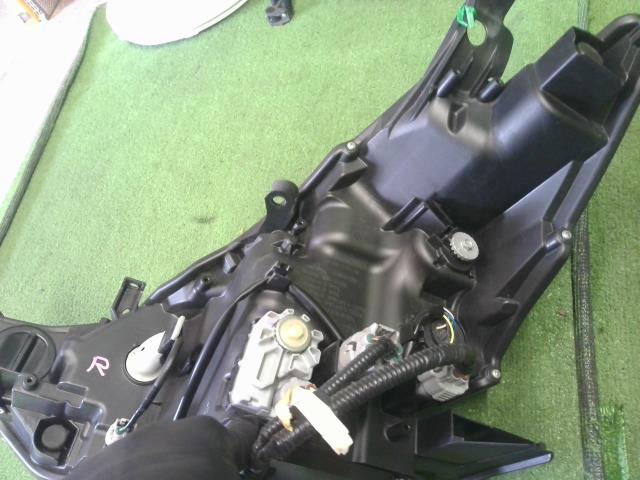 【中古】プリウスα DAA-ZVW41W 右ヘッドランプ ライト 81110-47660 自社品番250324 1G3