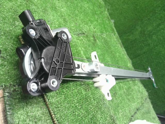 【中古】NV100クリッパー HBD-DR17V 右フロントドアレギュレーターモーター 80700-4A02B 自社品番250328 26U