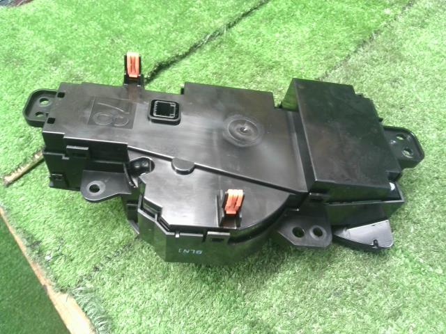 【中古】シエンタ DBA-NSP170G エアコン AC スイッチパネル 55900-52890-C0 自社品番250329 8T7