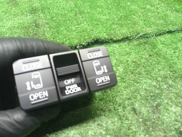 【中古】シエンタ DBA-NSP170G 左右 パワースライドスイッチ 84930-28170 自社品番250329 8T7