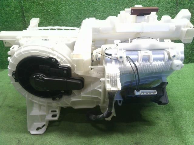 【中古】シエンタ DBA-NSP170G カーヒーター ブロアケース 87130-52190 自社品番250329 8T7