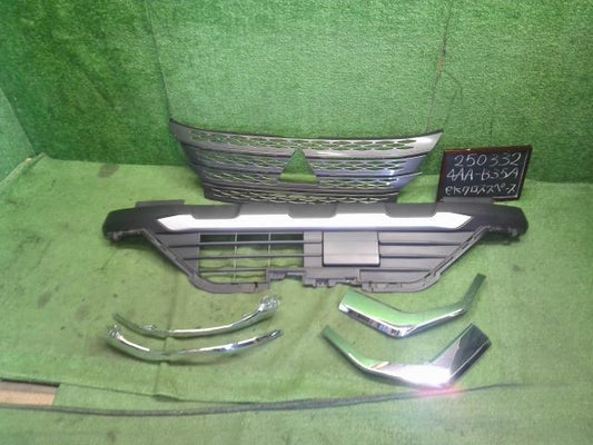 【中古】ｅＫクロススペース 4AA-B35A ラジエーター フロントグリル メッキモール MQ717048 自社品番250332 W37F28