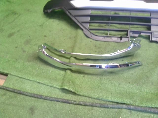 【中古】ｅＫクロススペース 4AA-B35A ラジエーター フロントグリル メッキモール MQ717048 自社品番250332 W37F28