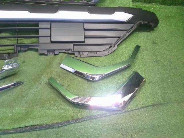 【中古】ｅＫクロススペース 4AA-B35A ラジエーター フロントグリル メッキモール MQ717048 自社品番250332 W37F28