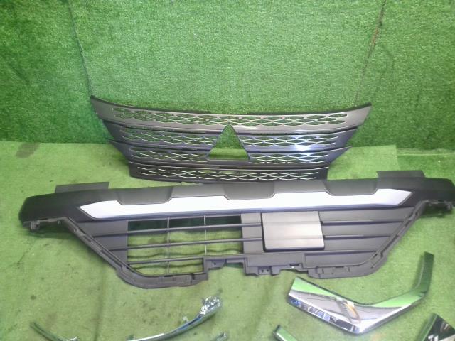 【中古】ｅＫクロススペース 4AA-B35A ラジエーター フロントグリル メッキモール MQ717048 自社品番250332 W37F28