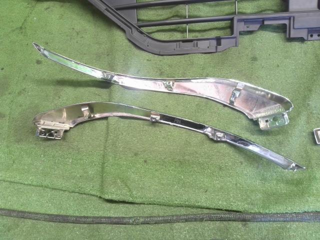 【中古】ｅＫクロススペース 4AA-B35A ラジエーター フロントグリル メッキモール MQ717048 自社品番250332 W37F28