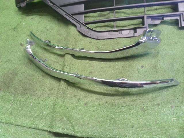 【中古】ｅＫクロススペース 4AA-B35A ラジエーター フロントグリル メッキモール MQ717048 自社品番250332 W37F28