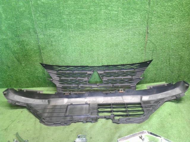 【中古】ｅＫクロススペース 4AA-B35A ラジエーター フロントグリル メッキモール MQ717048 自社品番250332 W37F28