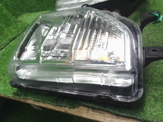 【中古】ｅＫクロススペース 4AA-B35A 左右 フォグランプ MQ716668 自社品番250332 W37F28