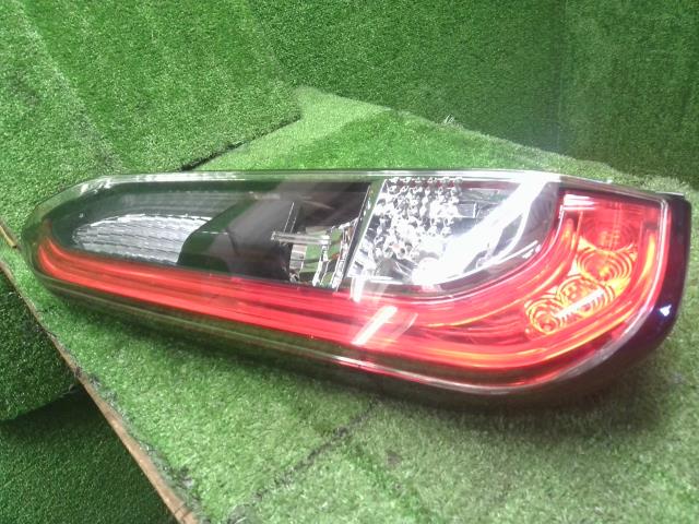 【中古】ｅＫクロススペース 4AA-B35A 左テールランプ MQ716684 自社品番250332 W37F28