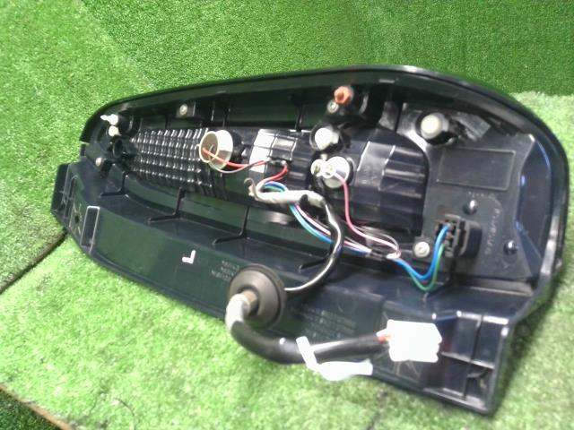 【中古】ｅＫクロススペース 4AA-B35A 左テールランプ MQ716684 自社品番250332 W37F28