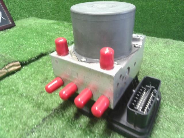 【中古】ｅＫクロススペース 4AA-B35A ＡＢＳアクチュエーター MQ716914 自社品番250332 W37F28