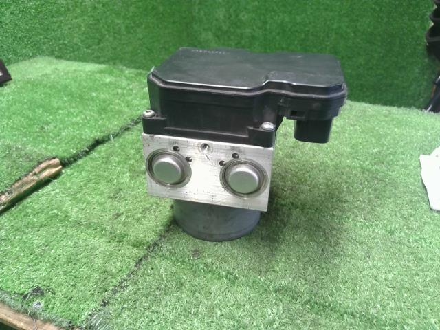 【中古】ｅＫクロススペース 4AA-B35A ＡＢＳアクチュエーター MQ716914 自社品番250332 W37F28