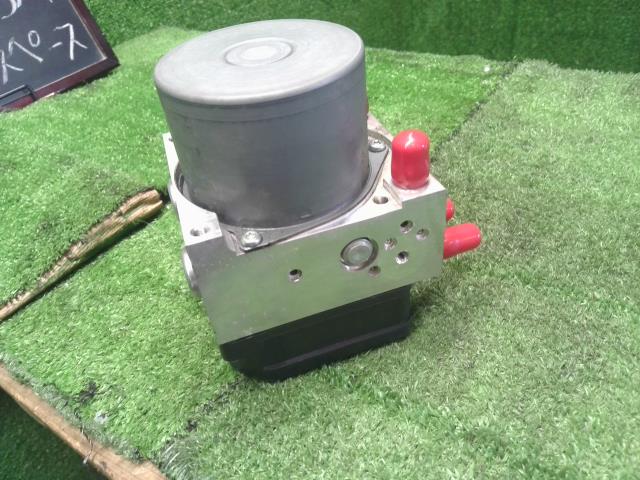 【中古】ｅＫクロススペース 4AA-B35A ＡＢＳアクチュエーター MQ716914 自社品番250332 W37F28