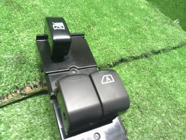 【中古】ｅＫクロススペース 4AA-B35A パワーウインドウ PWスイッチ MQ716651 自社品番250332 W37F28